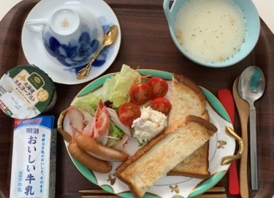 結でお出ししている朝食。トースト、サラダ、スープ、ヨーグルト、牛乳